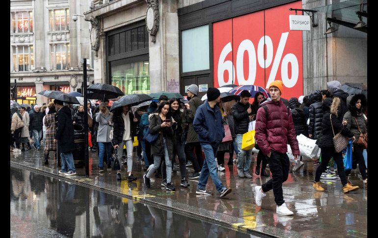 Personas buscan ofertas en el centro de Londres, Inglaterra, durante el llamado 