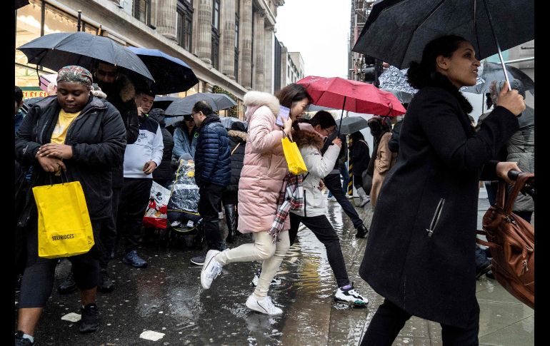 El frío y la lluvia no desanimaron a los compradores. AFP/N. Halle