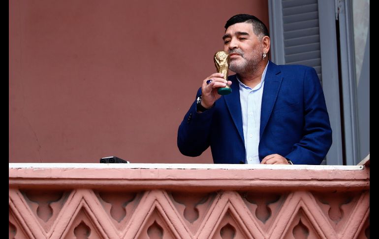 En este mismo balcón, Maradona había sido aclamado como capitán de la selección argentina, cuando alzó la copa que venía de conquistar en la cita mundialista de México-1986.
