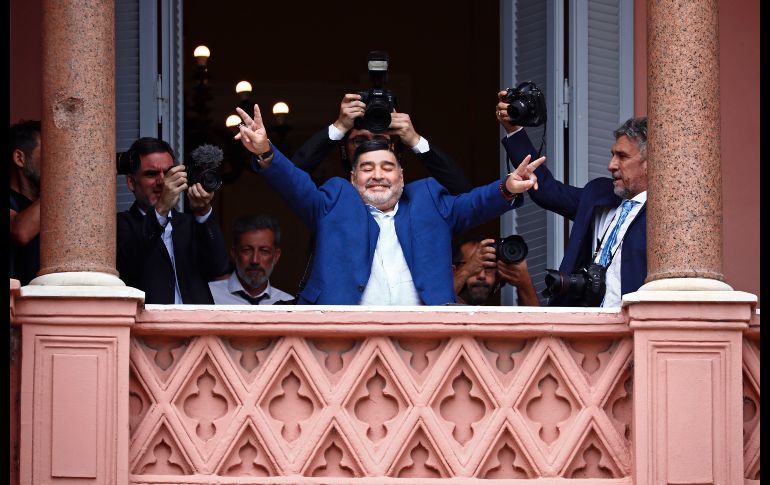 Tras el encuentro, Maradona se asomó al balcón de la casa de gobierno y saludó a centenares de personas que esperaban al trascender su presencia en el lugar.