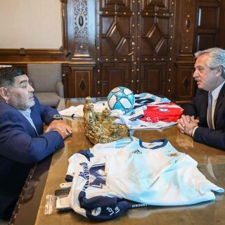 Maradona visita al presidente de Argentina en la Casa Rosada