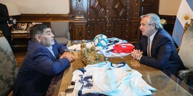 Maradona visita al presidente de Argentina en la Casa Rosada