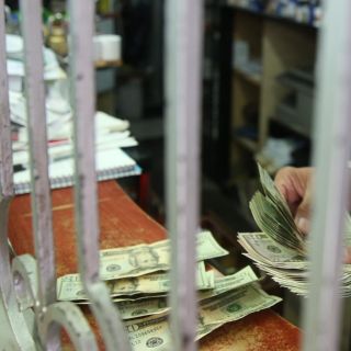 Bancos capitalinos venden el dólar hasta en 19.29 pesos