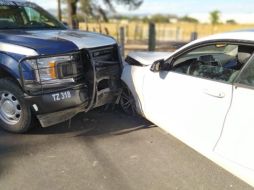 Los policías aseguraron a un hombre y a una mujer, quienes tripulaban un BMW 2201 blanco 2016 con reporte de robo con violencia del miércoles. ESPECIAL/ Policía de Tlajomulco