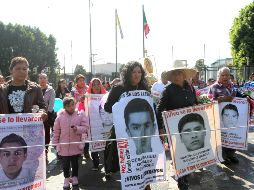 Este jueves, familiares y allegados de los jóvenes, así como organizaciones civiles y simpatizantes de la causa, llegaron a la Basílica de Guadalupe para pedir por los estudiantes. NTX/E. Álvarez