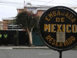 Las autoridades bolivianas justifican la vigilancia a la embajada aduciendo a las protestas contra los asilados en ella. AP/L. Gandarillas