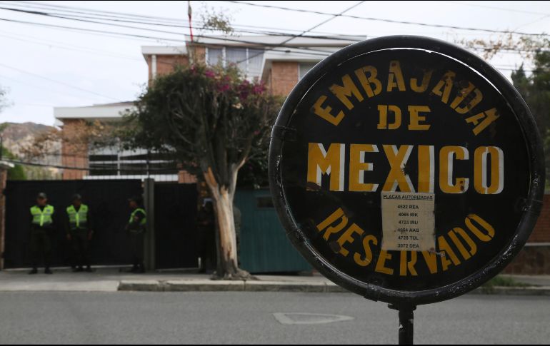 Las autoridades bolivianas justifican la vigilancia a la embajada aduciendo a las protestas contra los asilados en ella. AP/L. Gandarillas