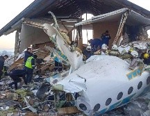 La aeronave se estrelló en una zona poblada, incrustándose en una casa que por fortuna estaba deshabitada. AFP/Comité de Emergencias de Kazajistán