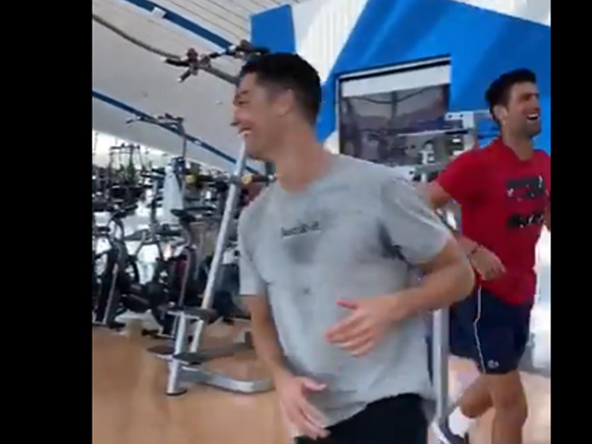 Cristiano Ronaldo le da clases de salto a Novak Djokovic