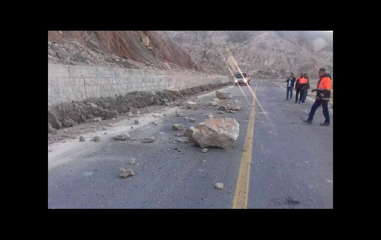 La carretera entre Ahram y Kalameh quedó bloqueada por desprendimientos de tierra provocados por el temblor. AFP/Isna News Agency