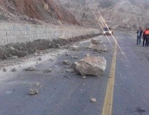 La carretera entre Ahram y Kalameh quedó bloqueada por desprendimientos de tierra provocados por el temblor. AFP/Isna News Agency