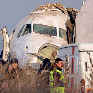 Kazajistán: ¿por qué sobrevivieron tantos pasajeros al accidente de avión?