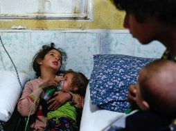 En abril del 2018, equipos médicos y de rescate en Siria reportaron la muerte de 50 personas y 500 heridos por químicos tóxicos supuestamente lanzados durante un ataque ejecutado por fuerzas leales al presidente Bashar al-Assad. Una niña sostiene una mascarilla de oxígeno a una menor tras el ataque de gas en Duma. AFP/ARCHIVO