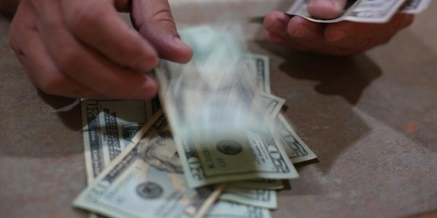 Bancos capitalinos venden el d&oacute;lar hasta en 19.20 pesos