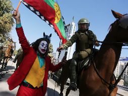 Esporádicamente, grupos de manifestantes ocuparon la plaza para luego ser dispersados por los agentes antidisturbios. EFE/E. González