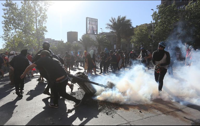 Esporádicamente, grupos de manifestantes ocuparon la plaza para luego ser dispersados por los agentes antidisturbios. EFE/E. González