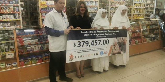 Farmacias Guadalajara entrega donativos de campa&ntilde;a de redondeo
