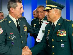 El mayor general Eduardo Enrique Zapateiro (izquierda) reemplazará al general Nicacio Martínez. AFP/Presidencia de Colombia
