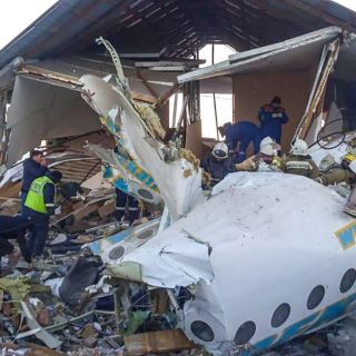 Varios factores habrían causado caída de avión en Kazajistán