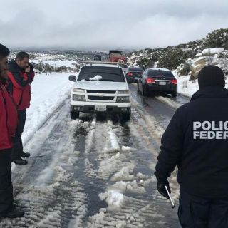 Rescatan en Baja California a 11 personas varadas por nevada