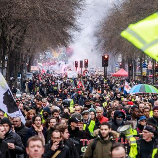 Francia denuncia la "presión" de sindicatos en huelgas