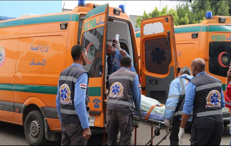 Todas las víctimas fueron trasladadas a hospitales y morgues cercanas para atención médica e identificación. AFP/Suez Governorate Media Office