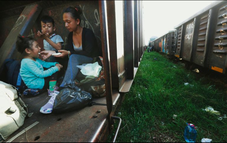 Fenómeno migratorio. Centroamericanos viajan en tren, en Palenque, Chiapas, rumbo al Norte de México, donde buscarán cruzar a Estados Unidos. AP