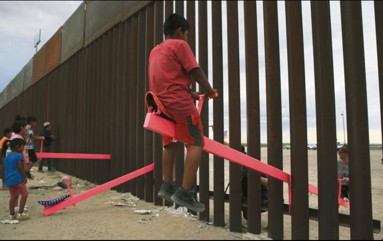 Ciudad Juárez. Una familia comparte el “sube y baja” en plena línea limítrofe tras el endurecimiento de la política migratoria estadounidense. AFP
