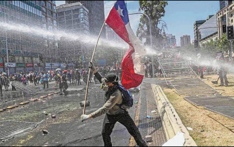 CRISIS SOCIAL. Incendios, heridos con mutilación de ojos y decenas de detenidos han dejado las protestas en Chile. AP
