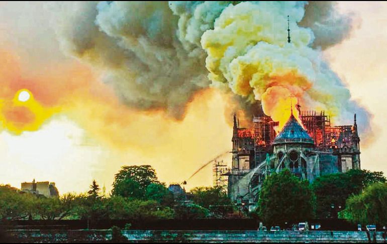 NOTRE DAME. El fuego consume parte de la historia de Francia con el siniestro que destruyó una parte de la emblemática catedral, en abril. AFP