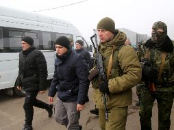 Soldados prorrusos escoltan a prisioneros ucranianos para el intercambio cercal del puesto de control en Horlivka. AP/A. Alexandrov