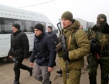 Soldados prorrusos escoltan a prisioneros ucranianos para el intercambio cercal del puesto de control en Horlivka. AP/A. Alexandrov