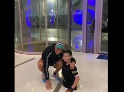 Al final el portugués se toma la foto con este pequeño que no olvidará este día. TWITTER / @ElCanalDFutbol