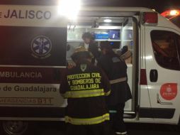 Los heridos presentaron golpes leves, quienes recibieron atención médica de paramédicos y después fueron trasladados a un hospital en la ciudad. ESPECIAL / Bomberos Guadalajara