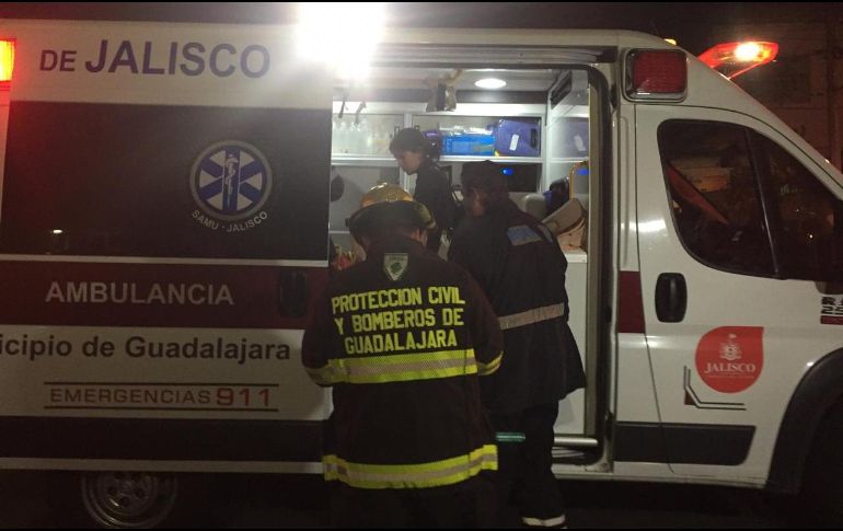 Los heridos presentaron golpes leves, quienes recibieron atención médica de paramédicos y después fueron trasladados a un hospital en la ciudad. ESPECIAL / Bomberos Guadalajara