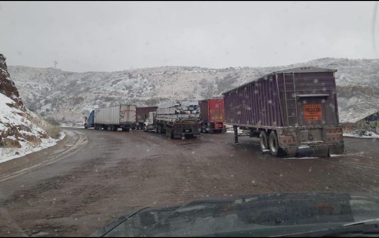 Las nevadas que han caído entre ayer y hoy han dificultado la circulación en tramos carreteros de Chihuahua. FACEBOOK/Coordinación de Comunicación Chih