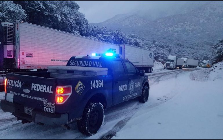 Por nieve y hielo, desde las 21:00 horas del sábado 28 de diciembre, se mantiene cerrado el tránsito vehicular entre los estados de Sonora y Chihuahua tramo Agua Prieta-Janos a la altura del Puerto San Luis. TWITTER / @uepcsonora