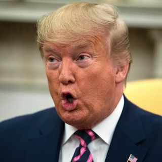 Critican a Trump por identificar a presunto denunciante en caso ucraniano