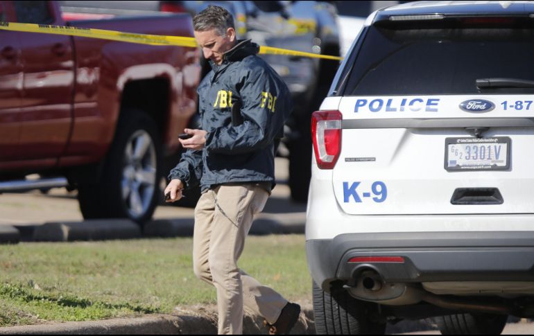 Un agente en la zona del tiroteo en la West Freeway Church of Christ. El FBI dijo que estaba investigando los motivos del ataque. AFP/S. House