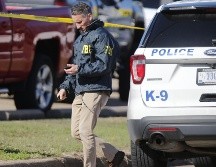 Un agente en la zona del tiroteo en la West Freeway Church of Christ. El FBI dijo que estaba investigando los motivos del ataque. AFP/S. House