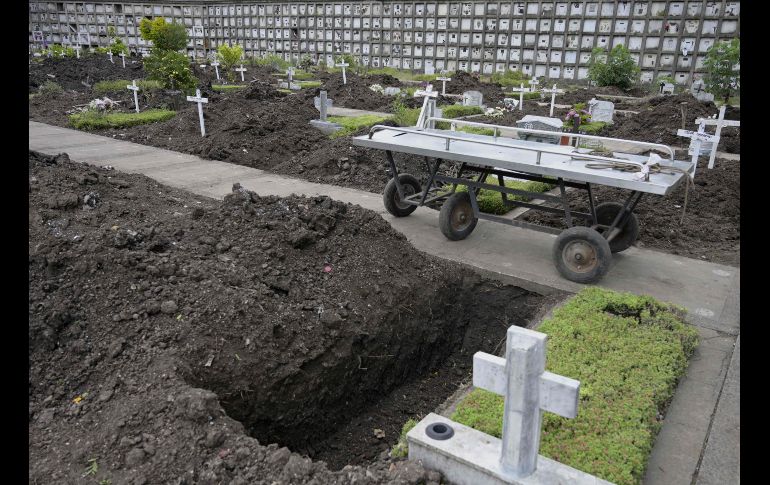 En caso de inhumación o de alojar el féretro en nichos, los cementerios públicos de Buenos Aires cobran tasas anuales y servicios de mantenimiento.