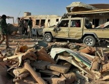 Combatientes de las brigadas del Hezbolá inspeccionan los daños en su base cerca de Al Qaim, tras un ataque estadounidense. AP