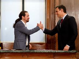 El candidato a la investidura, Pedro Sánchez (d), y el líder de Podemos, Pablo Iglesias (i), tras la firma en Madrid del acuerdo con las principales medidas que tomará el futuro gobierno de coalición. EFE/J. Martín