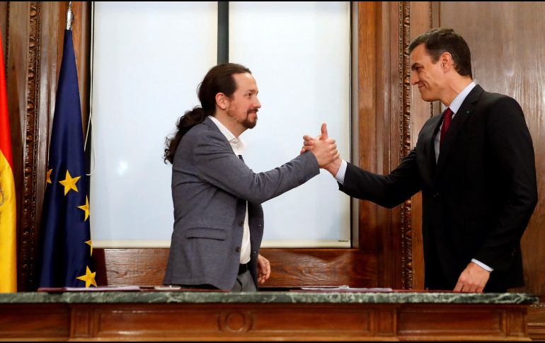 El candidato a la investidura, Pedro Sánchez (d), y el líder de Podemos, Pablo Iglesias (i), tras la firma en Madrid del acuerdo con las principales medidas que tomará el futuro gobierno de coalición. EFE/J. Martín