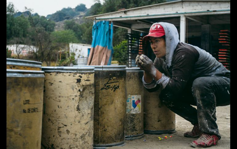 TRADICIÓN.  Para los coheteros esta labor “es más que un oficio, es dejar en cada producto pequeñas partes de su historia”. NTX