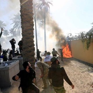 Manifestantes atacan la embajada estadounidense en Bagdad