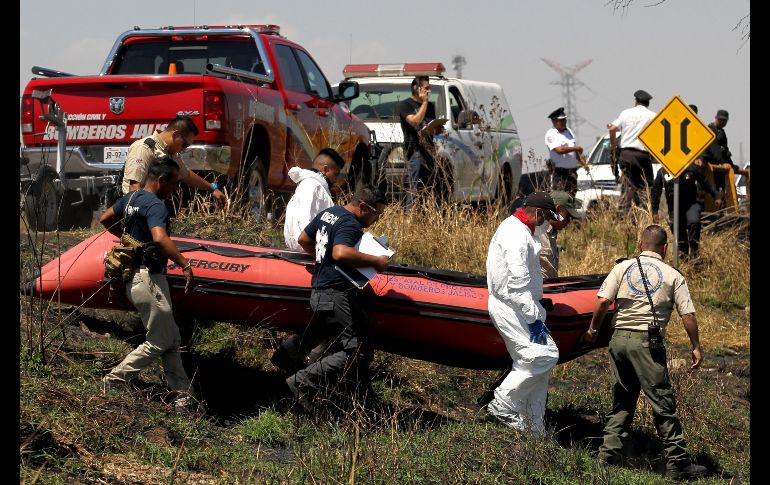 Operativo en Ixtlahuacán de los Membrillos el 17 de marzo. Tras una denuncia de bultos en un canal del municipio, en los límites con Tlajomulco y El Salto, autoridades recuperaron los restos de 20 personas. AFP