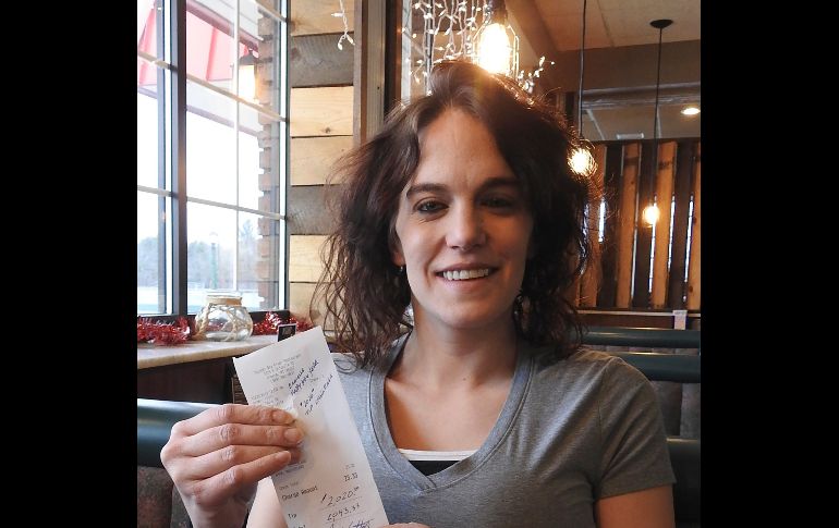 Danielle Franzoni muestra la cuenta con la generosa propina en el restaurante Thunder Bay River de Alpena, en Michigan.
