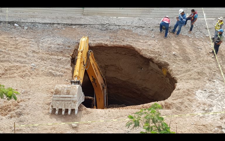 El 6 de mayo, una máquina excavadora se hundió en un socavón que se generó sobre las obras de la Línea 3 del Tren Ligero, sobre Paseo Alcalde. ESPECIAL
