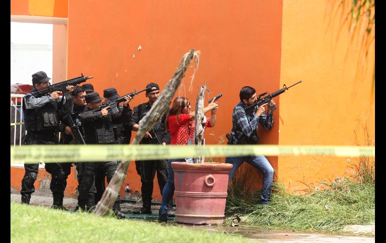 Policías en el fraccionamiento Jardines del Edén, en Tlajomulco, donde se registró un tiroteo el 21 de junio. Dos presuntos delincuentes fueron abatidos tras un ataque donde asesinaron a un policía investigador e hirieron a su hijo. AFP/ARCHIVO